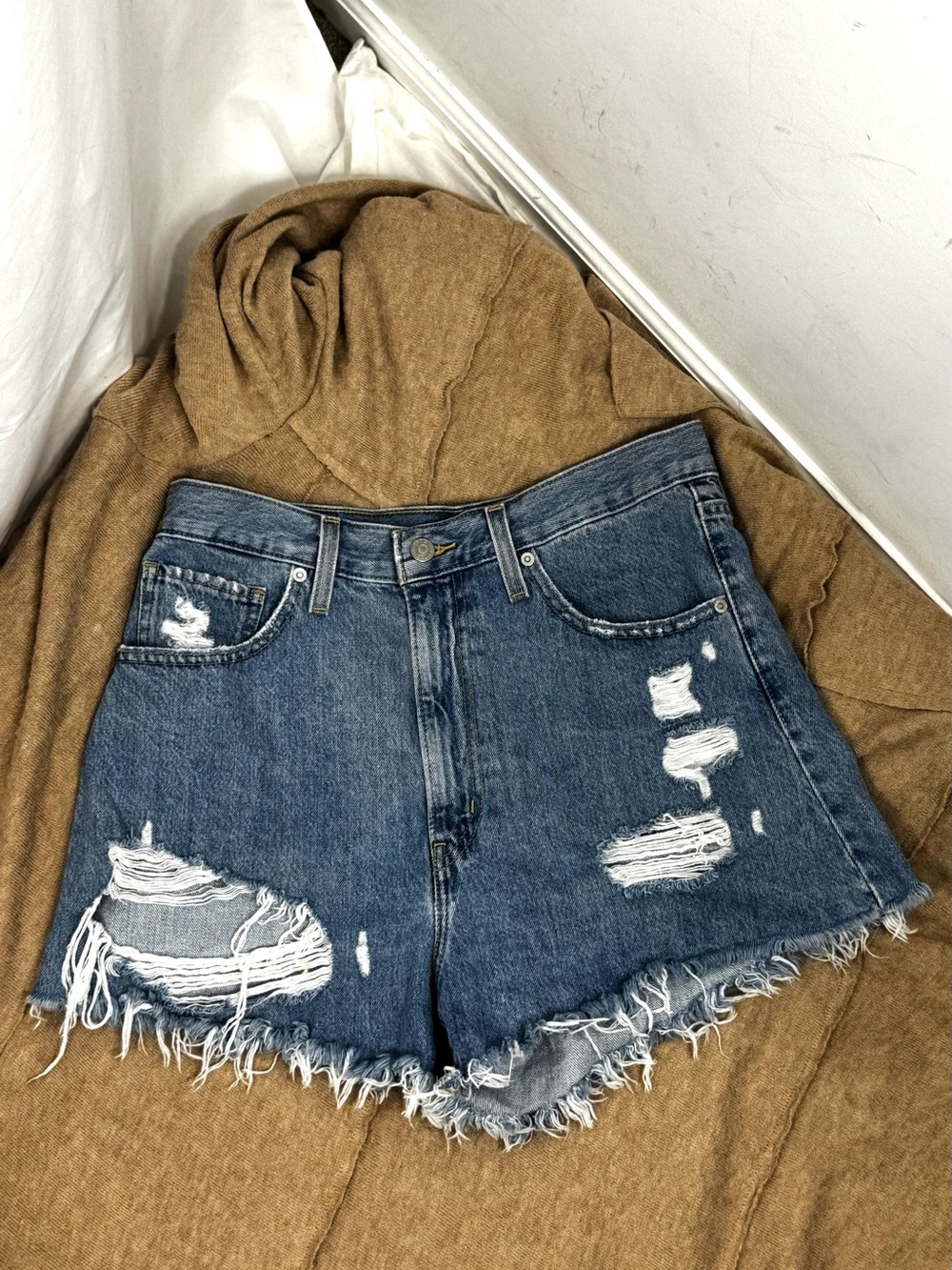 Levi's High-Waisted Mom Shorts Distressed Light Indigo W30